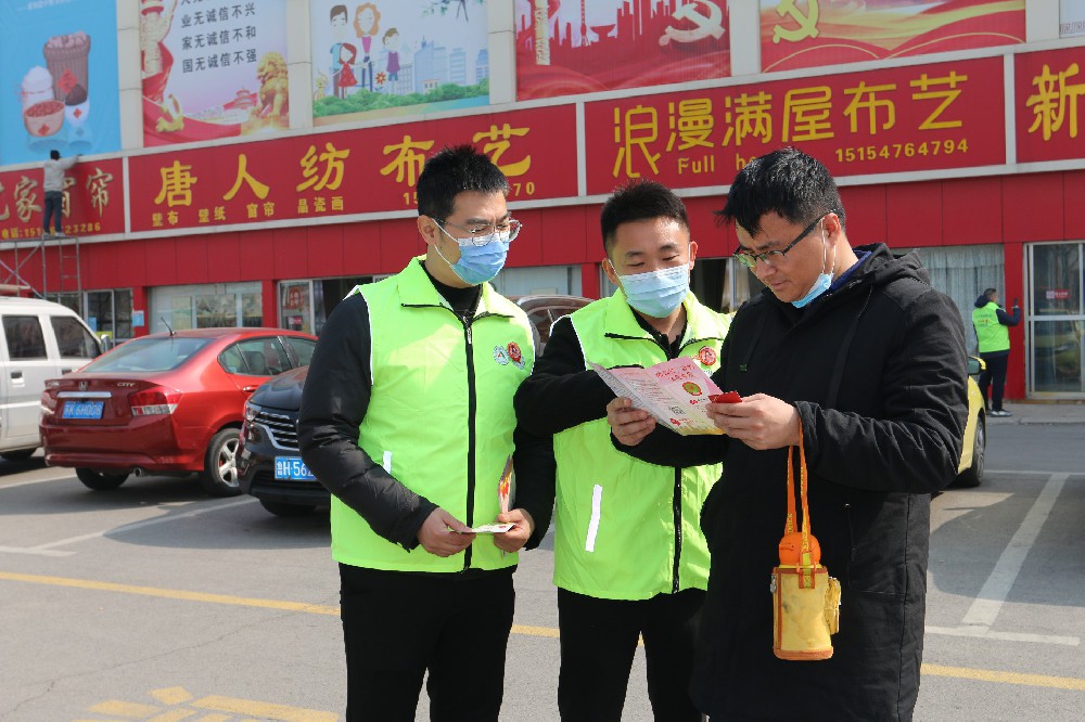 1678440265717399.jpg 街头宣传无偿献血知识.JPG