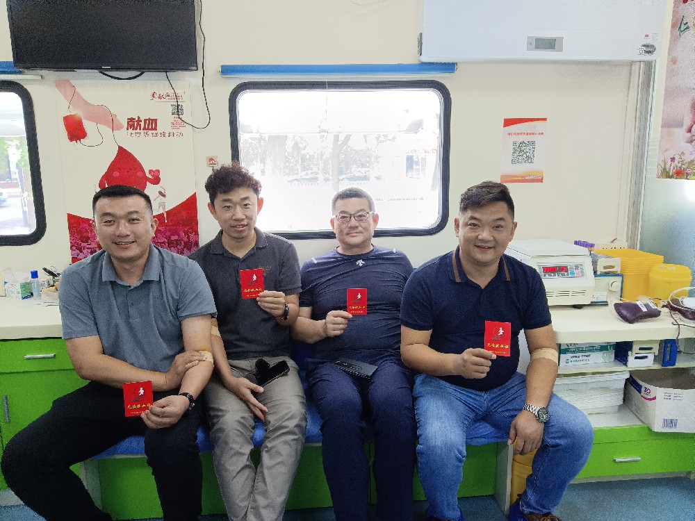 1689676051632778.jpg 高温献血见真情.jpg