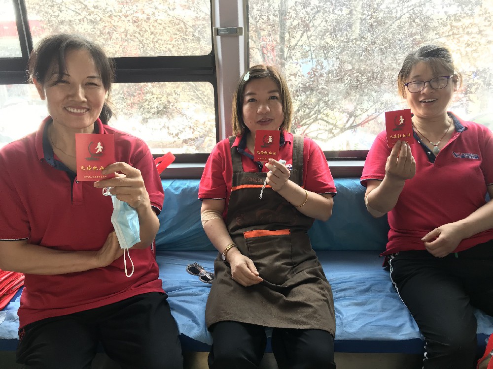 超市员工王秀云、李君、石义霜献血.jpg