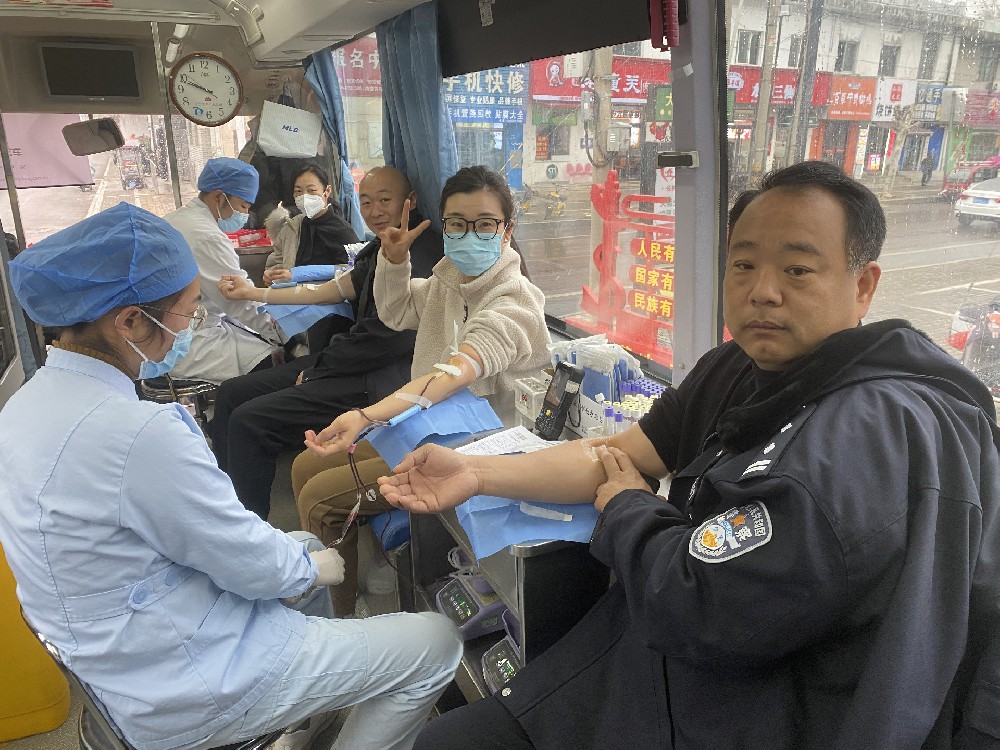 1702547167891274.jpg 曲阜市公安局特巡警大队特警献血.jpg